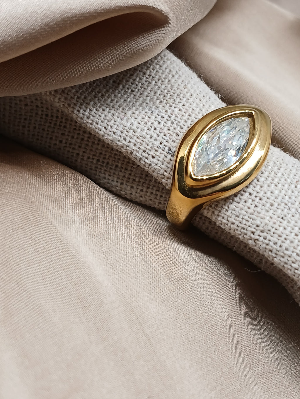 Éclat Ring – Elongated Oval Cut